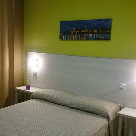 Hostal Ds Velilla de San Antonio Eksteriør bilde